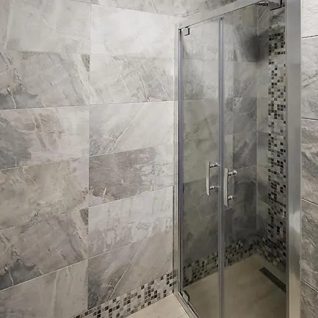 1 Bedroom Beautiful In Apartment *